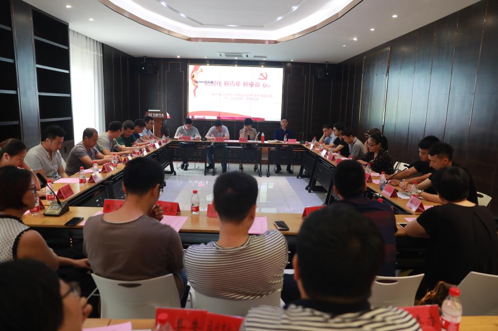 由（縣委常委、政法委書記）官雄主持、黃美萍（縣委書記）蘇建旗（縣長）參加“村企結(jié)對、真情幫扶”簽約授牌儀式、