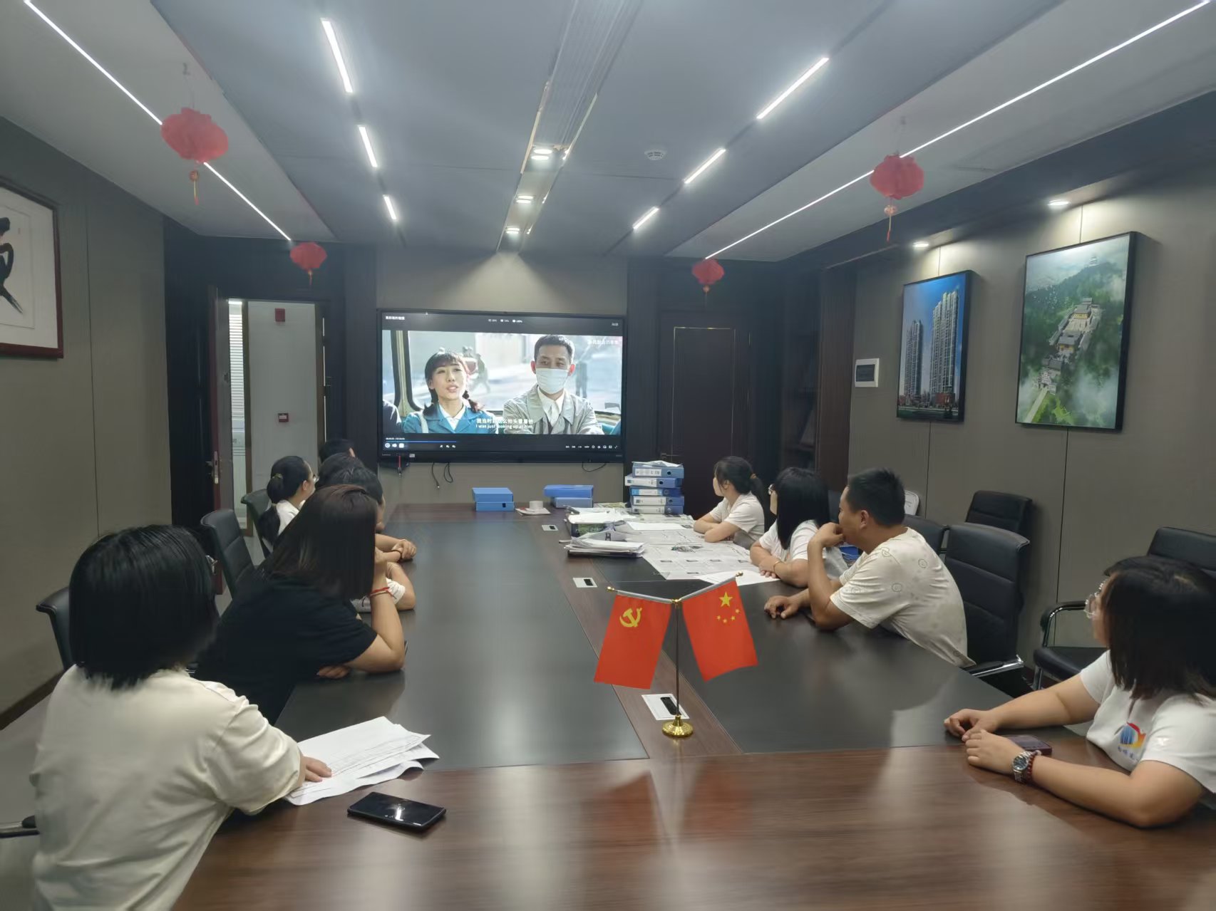 賡續紅色血脈,凝聚奮進力量 —— 易順建工集團黨支部國慶觀影《我和我的祖國》